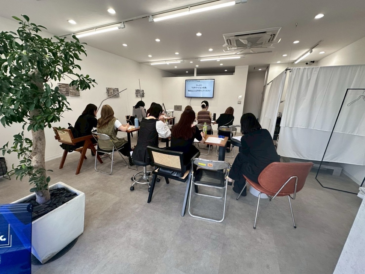 EQ教育の研修会場でワークに取り組む受講者たち