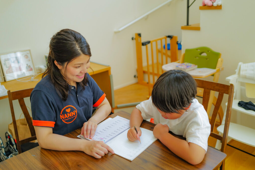 ご自宅で子どもの学習をやさしく見守るNANNYのシッター